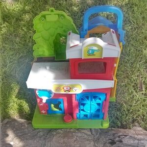 Fisher Price Little People Animal Resuce Adoption Center Vet Hospital Playset